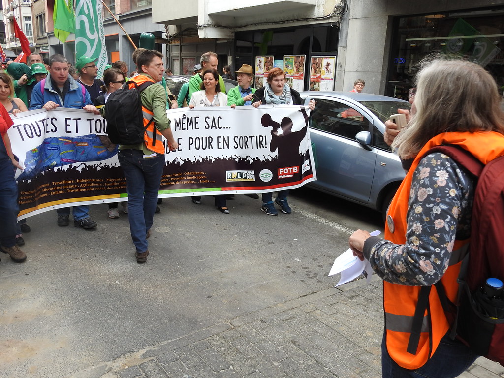 Manifester pour l'accès de tous aux droits fondamentaux